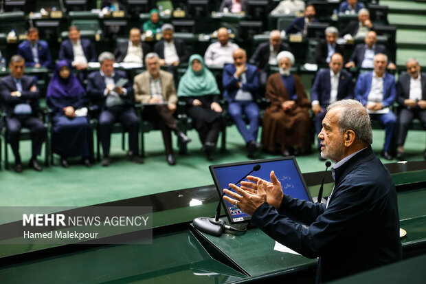 جلسه غیر علنی مجلس با حضور رئیسجمهور و اعضای هیئت دولت 66