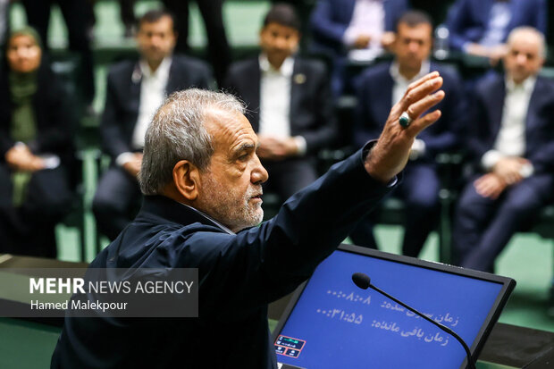 جلسه غیر علنی مجلس با حضور رئیسجمهور و اعضای هیئت دولت 67