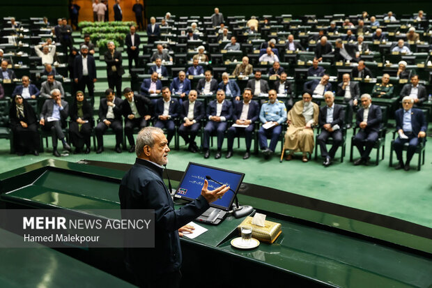 جلسه غیر علنی مجلس با حضور رئیسجمهور و اعضای هیئت دولت 68