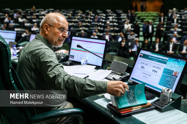 جلسه غیر علنی مجلس با حضور رئیسجمهور و اعضای هیئت دولت 70