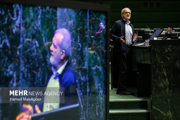 جلسه غیر علنی مجلس با حضور رئیسجمهور و اعضای هیئت دولت 71