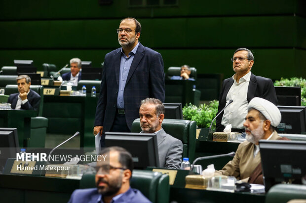 جلسه غیر علنی مجلس با حضور رئیسجمهور و اعضای هیئت دولت 73