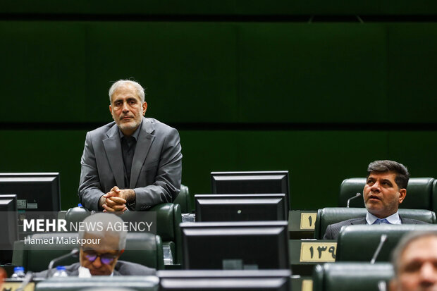 جلسه غیر علنی مجلس با حضور رئیسجمهور و اعضای هیئت دولت 74