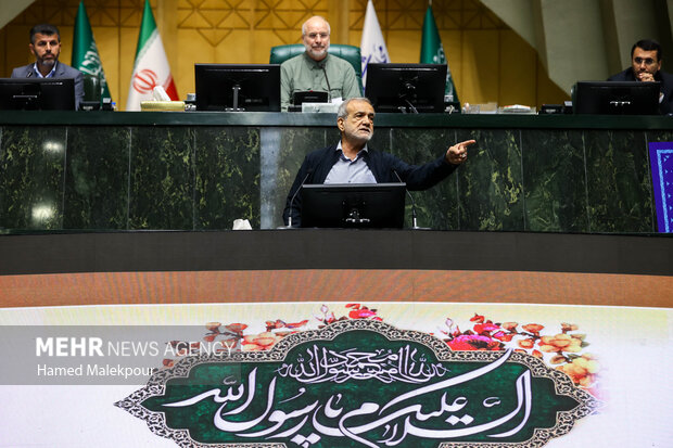 جلسه غیر علنی مجلس با حضور رئیسجمهور و اعضای هیئت دولت 75