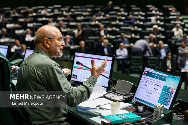 جلسه غیر علنی مجلس با حضور رئیسجمهور و اعضای هیئت دولت 78