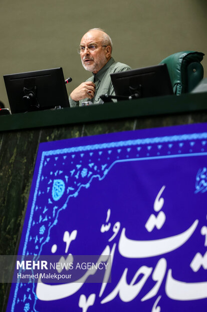 جلسه غیر علنی مجلس با حضور رئیسجمهور و اعضای هیئت دولت 82