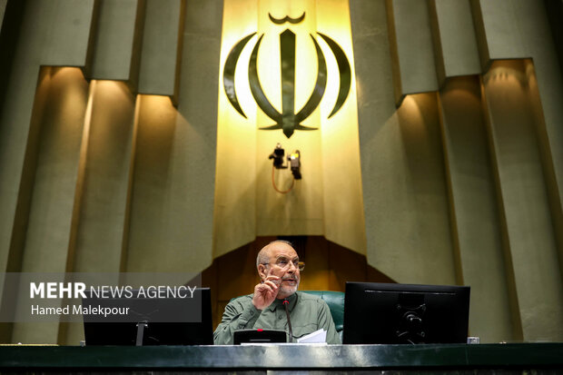 جلسه غیر علنی مجلس با حضور رئیسجمهور و اعضای هیئت دولت 83