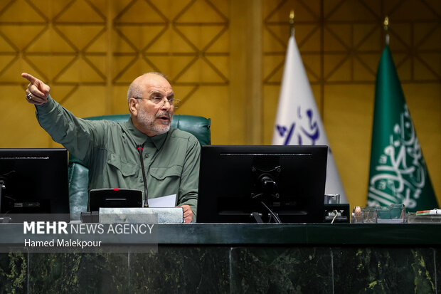 جلسه غیر علنی مجلس با حضور رئیسجمهور و اعضای هیئت دولت 86