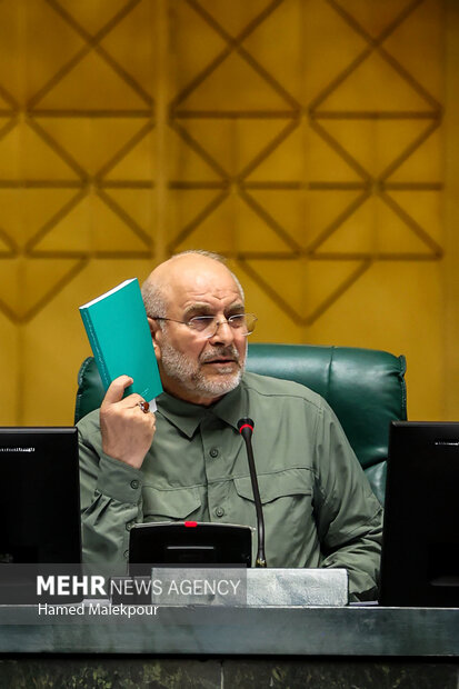 جلسه غیر علنی مجلس با حضور رئیسجمهور و اعضای هیئت دولت 88