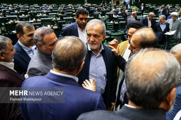 جلسه غیر علنی مجلس با حضور رئیسجمهور و اعضای هیئت دولت 92