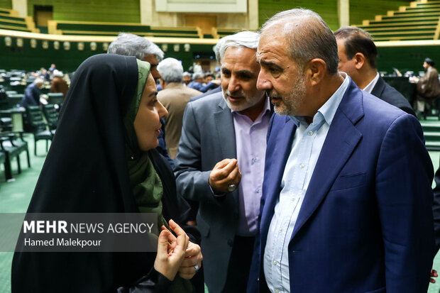 جلسه غیر علنی مجلس با حضور رئیسجمهور و اعضای هیئت دولت 93