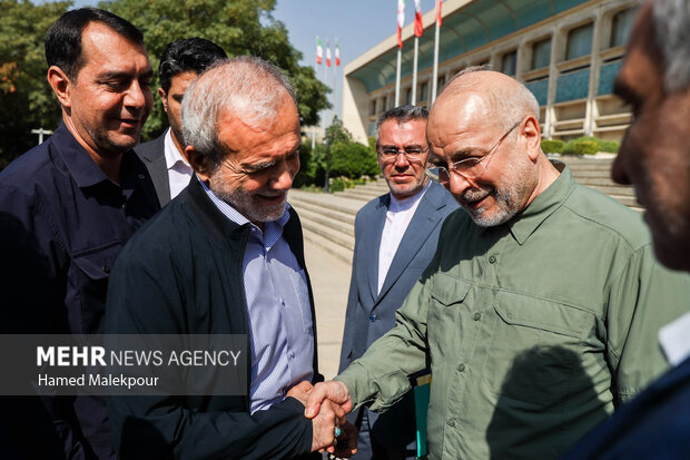 جلسه غیر علنی مجلس با حضور رئیسجمهور و اعضای هیئت دولت 95