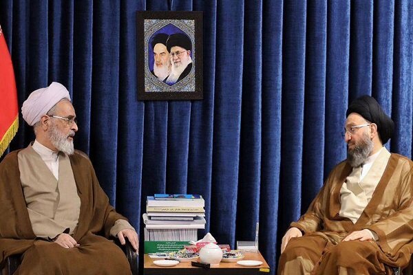 دیدار حکیم با مدیر حوزه‌های علمیه ایران