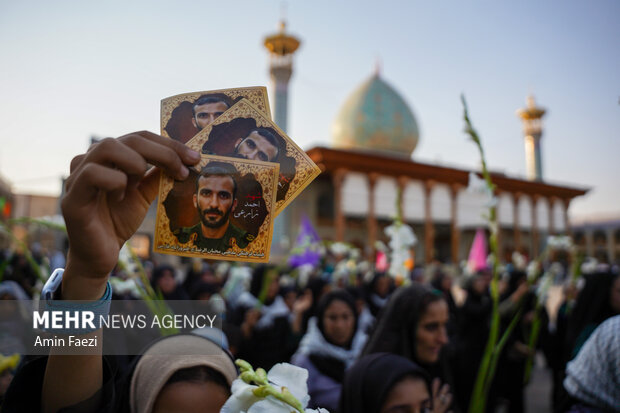 تشرف کاروان پیاده زائران فیروزآباد فارس به حرم شاهچراغ(ع)