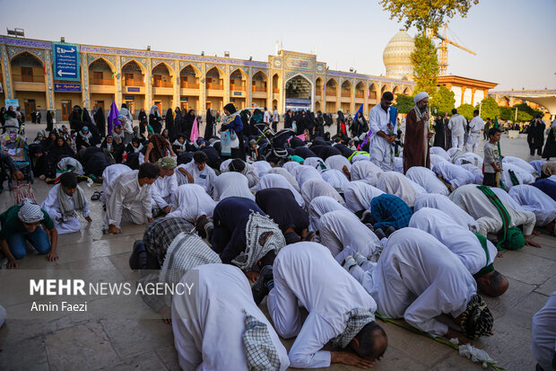 تشرف کاروان پیاده زائران فیروزآباد فارس به حرم شاهچراغ(ع)