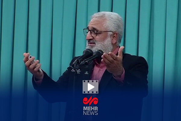 لحظاتی از مولودی‌خوانی حمید رمضان‌پور در حسینیه امام خمینی(ره)