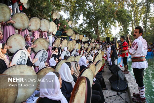 اجرای موسیقی محلی قشمه خراسان شمالی در همایش دف نوازان در بجنورد اجرای موسیقی محلی قشمه خراسان شمالی در همایش دف نوازان در بجنورد