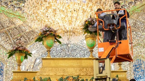 گل‌آرایی  حرم امام حسین (ع) به مناسبت ولادت پیامبر اکر(ص)