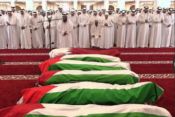 حضور امیر قطر در مراسم نماز و تدفین شهدای حمله رژیم صهیونیستی+ فیلم