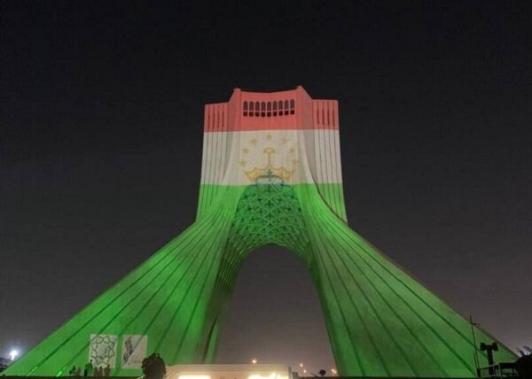Tahran'da Azadi Kulesi'ne Tacikistan bayrağı yansıtıldı Tahran'da Azadi Kulesi'ne Tacikistan bayrağı yansıtıldı