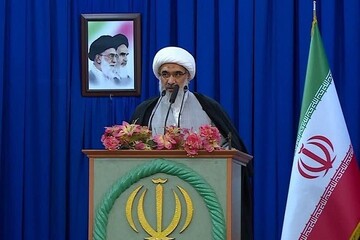 امام جمعه بوشهر: مشکلات معیشتی پرستاران و بهورزان رفع شود