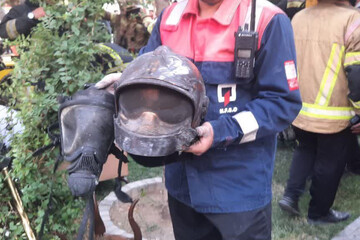 خروج پیکر آتش‌نشان فداکار مشهدی از زیرزمین کارگاه چوب و مبل