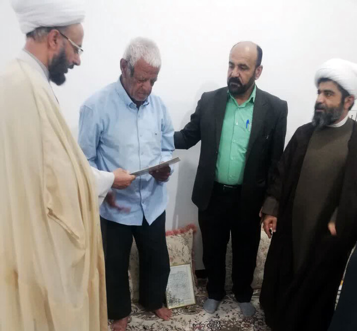 تجلیل از خانواده شهید اهلسنت «یونس شیخی» در مهر فارس