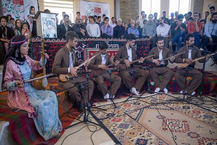 نهمین جشنواره کهن آواهای تنبور و موسیقی کردی در روستای بانزلان دالاهو نهمین جشنواره کهن آواهای تنبور و موسیقی کردی در روستای بانزلان دالاهو