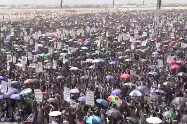 Yemen yağmur altında Gazze'ye destek için yürüdü