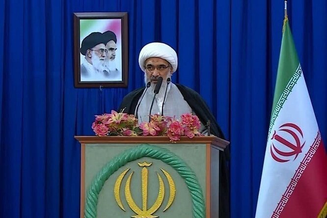 امام جمعه بوشهر: قطار درون استانی بوشهر به عسلویه راه‌اندازی شود