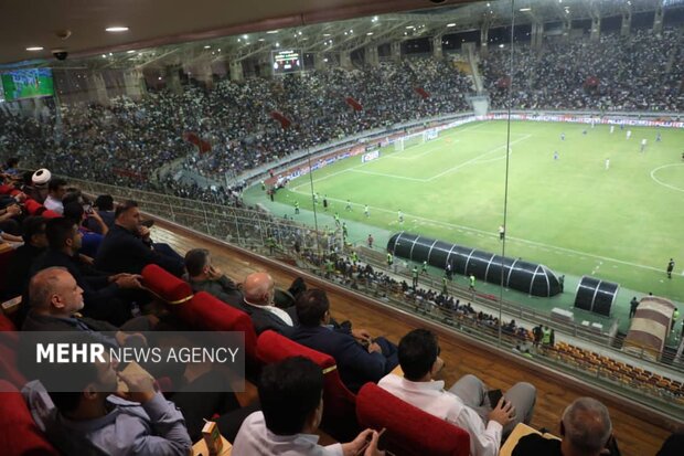 تجلیل استاندار از استقلال خوزستان پس از پیروزی برابر استقلال تهران