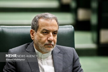 عراقجي یحضر لجنة المادة 90 في البرلمان