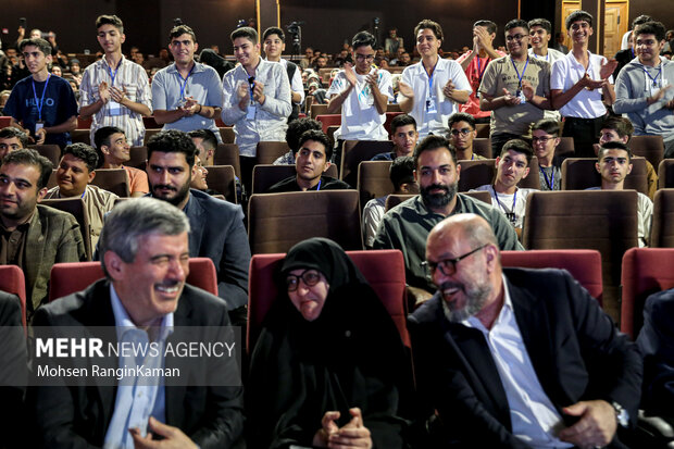 آیین تقدیر از پذیرفتهشدگان سمپاد مناطق هدف بنیاد علوی 2