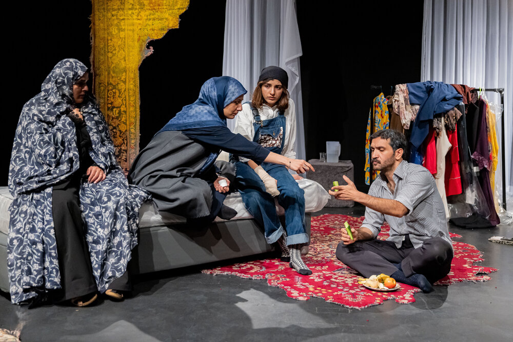 مادرِ «سفید» نماد وطن است؛ اجرای تئاتر در شرایط امروز به جنون می‌ماند