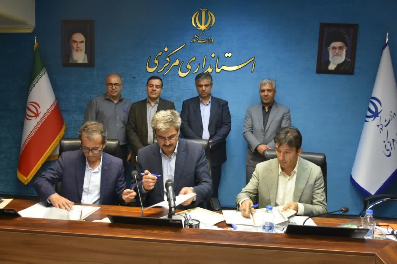 تفاهم‌نامه سه‌جانبه توسعه نیروگاه‌های خورشیدی بامی در اراک امضا شد