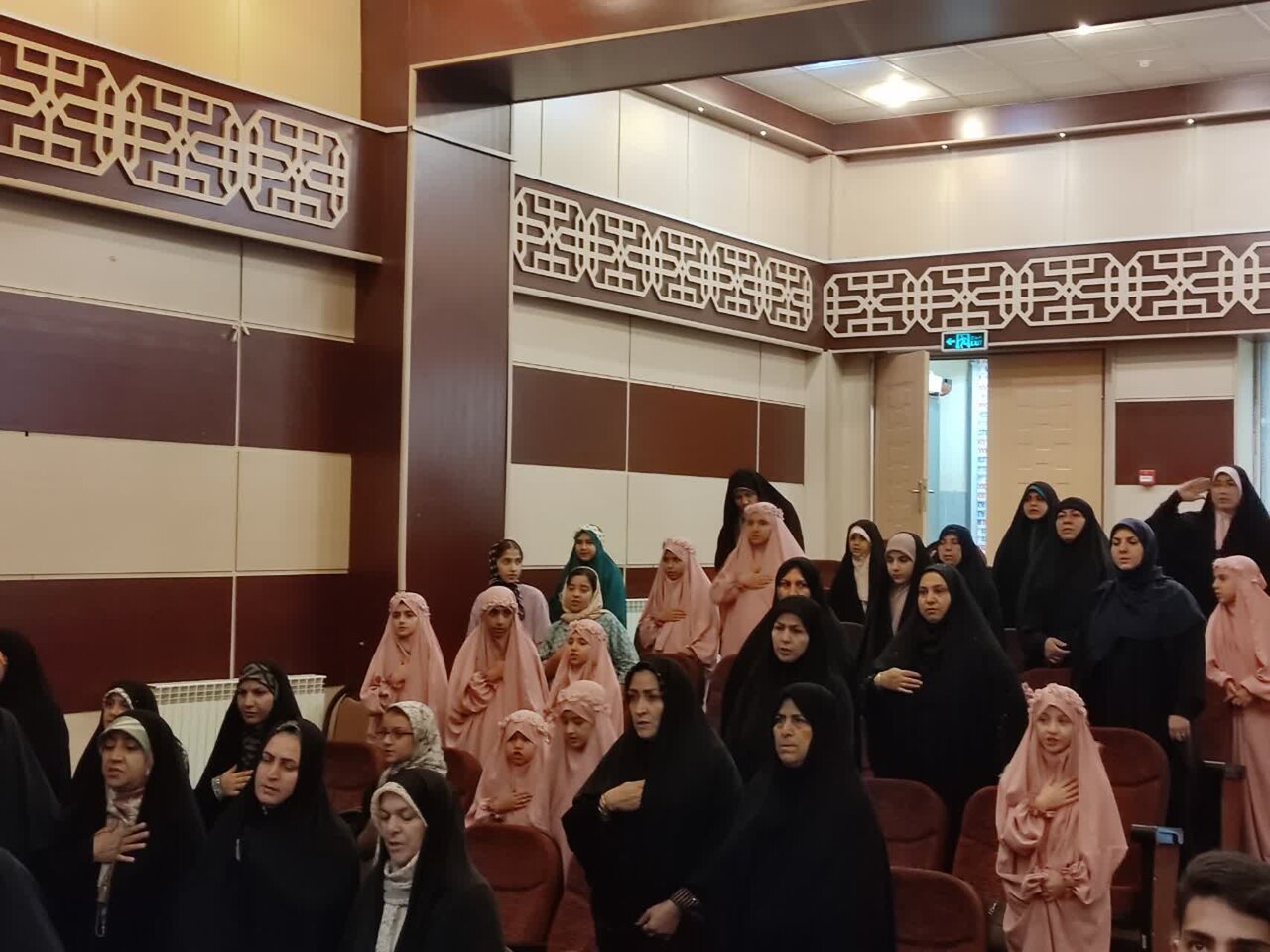 طنین وحدت و عطر نبوی در قروه؛ جشن شکوفههای محمدی برگزار شد