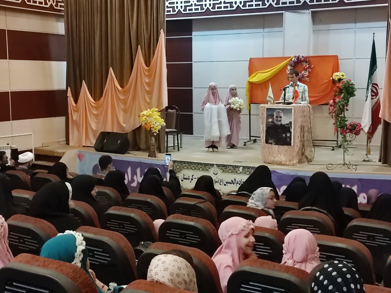 طنین وحدت و عطر نبوی در قروه؛ جشن شکوفههای محمدی برگزار شد