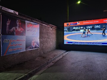 آماده سازی فضا برای دیدن مسابقه فینال کشتی محمدنژادجوان در مشهد