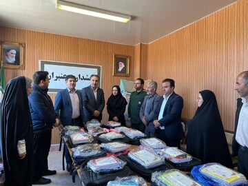 توزیع ۱۸۰ بسته لوازم التحریر در عنبران شروع شد