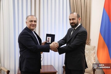 İran'ın Erivan Büyükelçisi'ne Ermenistan’da 'Dostluk Nişanı' takdim edildi