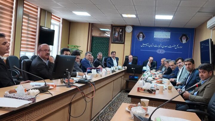 چالشهای حقوقی، بانکی و اداری بیش از ۳۵ واحد تولیدی در اردبیل بررسی شد