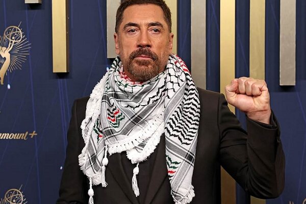 خاویر باردم با چفیه روی فرش قرمز امی شعار فلسطین را آزاد کنید سر داد خاویر باردم با چفیه روی فرش قرمز امی شعار فلسطین را آزاد کنید سر داد