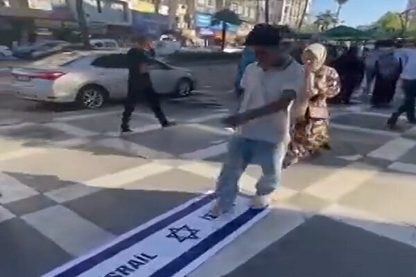 Türkiye’de sahte Siyonist rejim bayrağı sokakta çiğnendi Türkiye’de sahte Siyonist rejim bayrağı sokakta çiğnendi