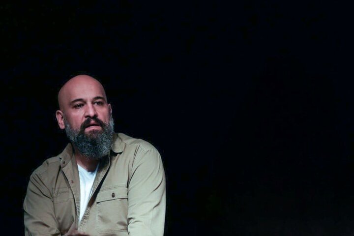 «به کفشات نگاه کن!» به تماشاخانه لبخند میرود