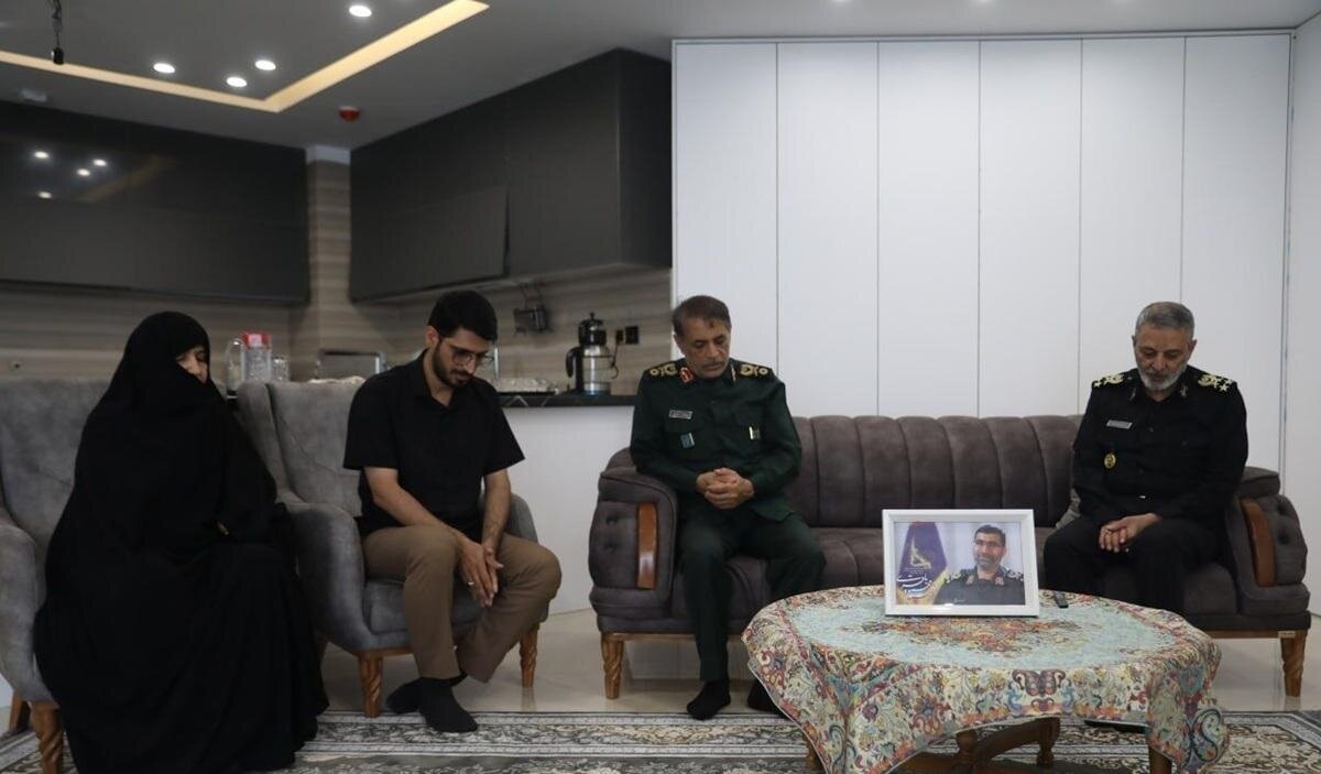 دیدار سرلشکر موسوی با خانواده فرماندهان شهید جنگ تحمیلی ۱۲ روزه