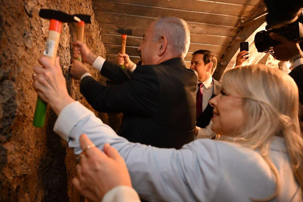 Photo showing US Secretary of State during excavation near Al-Aqsa