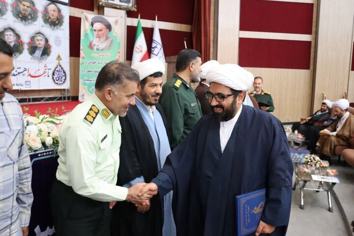 ملت ایران در برابر تهدیدها ایستاده و از انقلاب خود دفاع کرده است