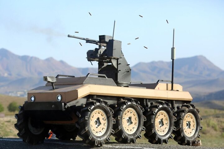 İran askeri robotunu görücüye çıkardı (+video)