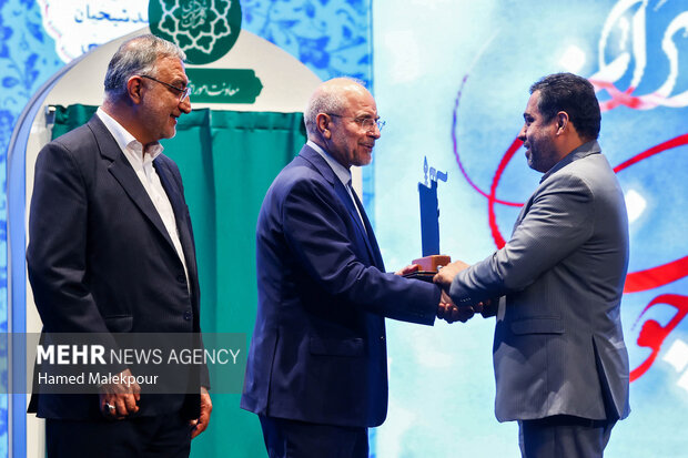 آیین رونمایی از مجموعه 30 جلدی استعمارشناسی ایرانی 33