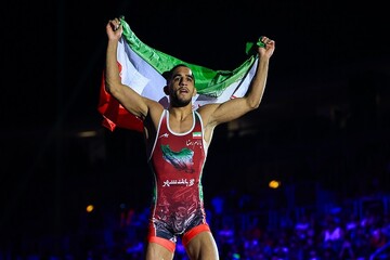 رحمان عموزاد ٣ مدال المپیکی و جهانی خود را به موزه آستان قدس اهدا کرد